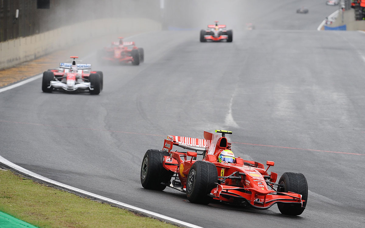 雨のインテルラゴス・サーキットでレースをリードするフェラーリのフェリペ・マッサ、2008年11月2日F1最終ブラジルGPにて
