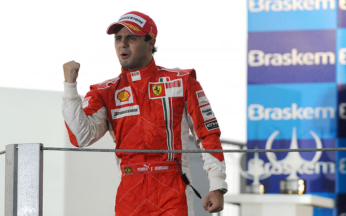 F1ワールドチャンピオンの夢を奪われ表彰台の上で涙するフェラーリのフェリペ・マッサ、2008年11月2日にインテルラゴス・サーキットで開催されたF1ブラジルGPにて
