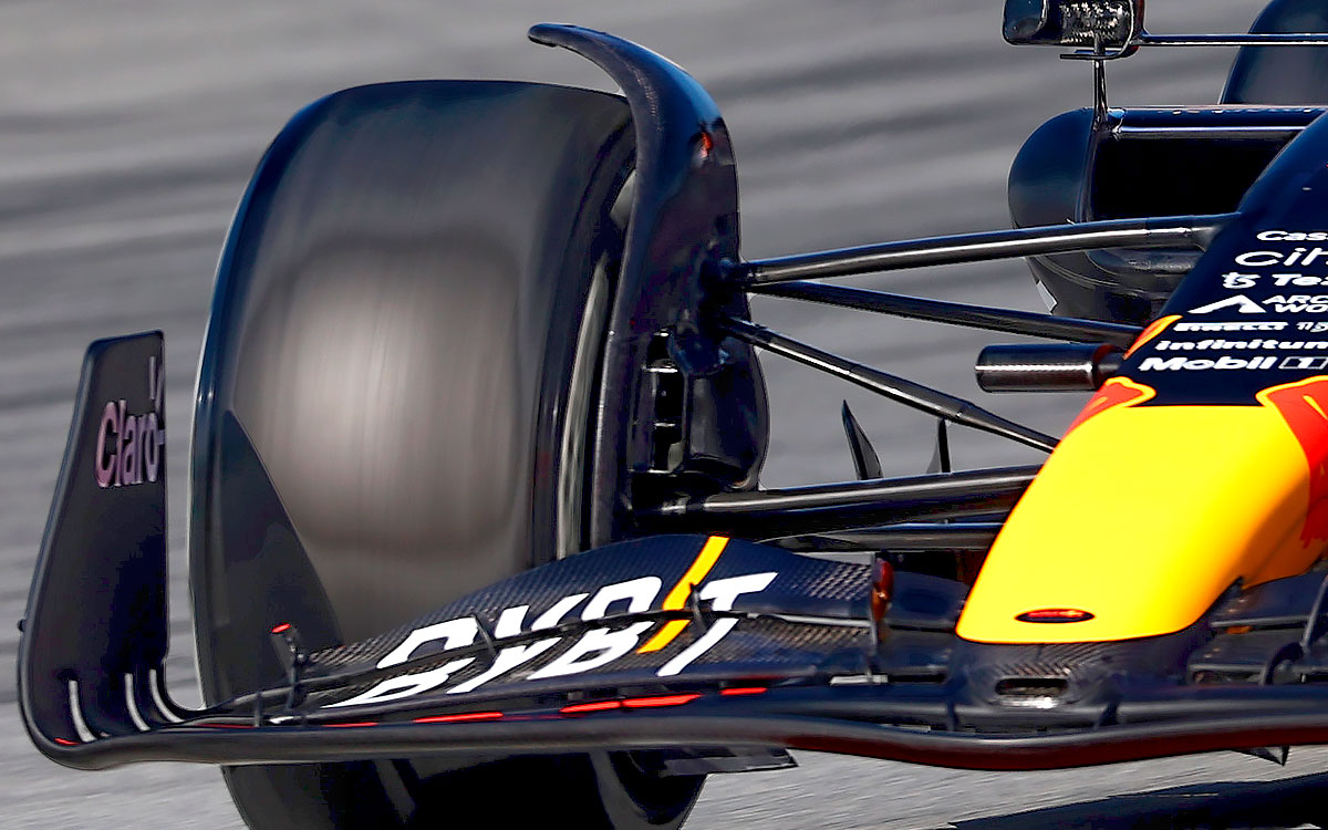 レッドブル・レーシングの2022年型F1マシン「RB18」のフロントウイング、ノーズ、サスペンション、2022年2月23日カタロニア・サーキットにて