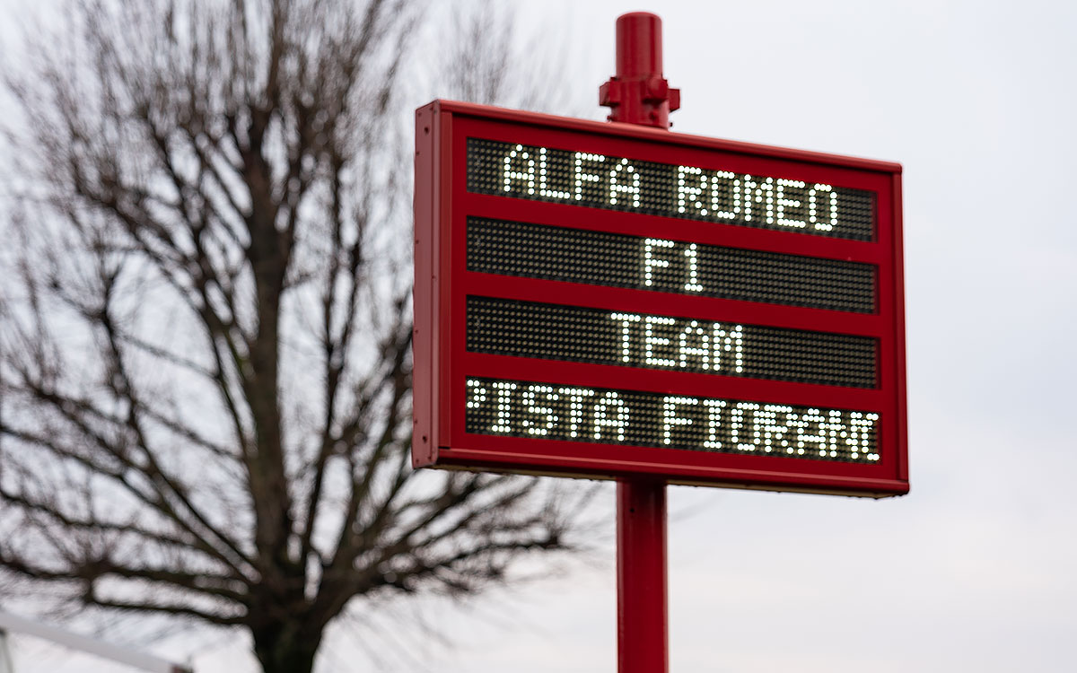 イタリア語で「アルファロメオF1チーム、フィオラノ・サーキット」と表示された電光掲示板、2022年2月15日新車「C42」のシェイクダウンにて