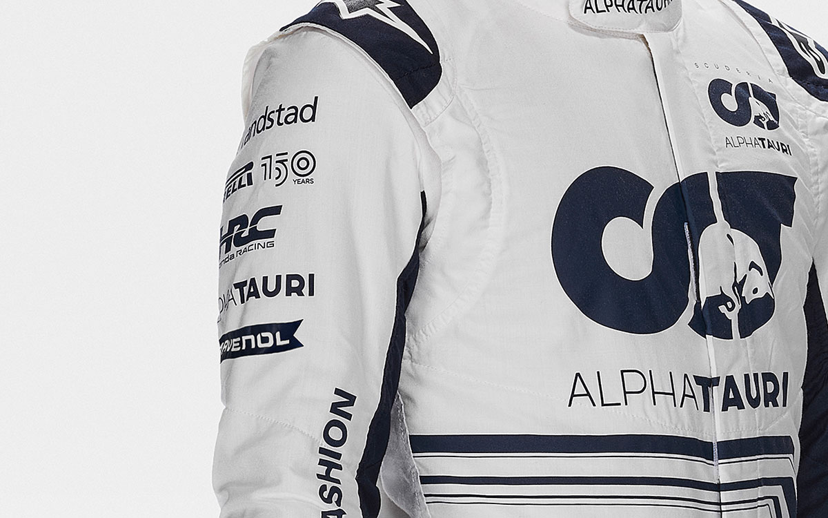スクーデリア・アルファタウリの2022年レーシングスーツの左腕にプリントされたHRC（株式会社ホンダ・レーシング）のロゴ