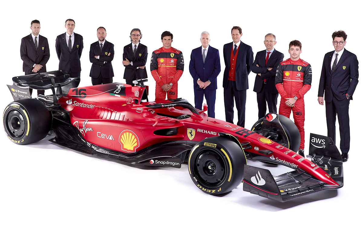 スクーデリア・フェラーリの2022年型F1マシン「F1-75」 を囲むカルロス・サインツ、シャルル・ルクレール、マッティア・ビノット代表、ジョン・エルカーンCEO