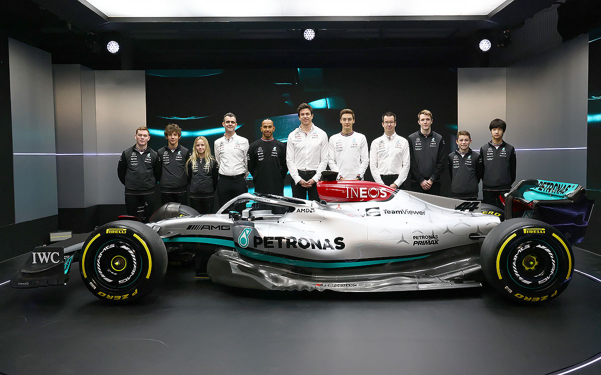 ルイス・ハミルトン、ジョージ・ラッセル、トト・ウォルフ、マイク・エリオット、2022年2月18日に開催されたメルセデスの2022年型F1マシン「W13」新車発表会にて