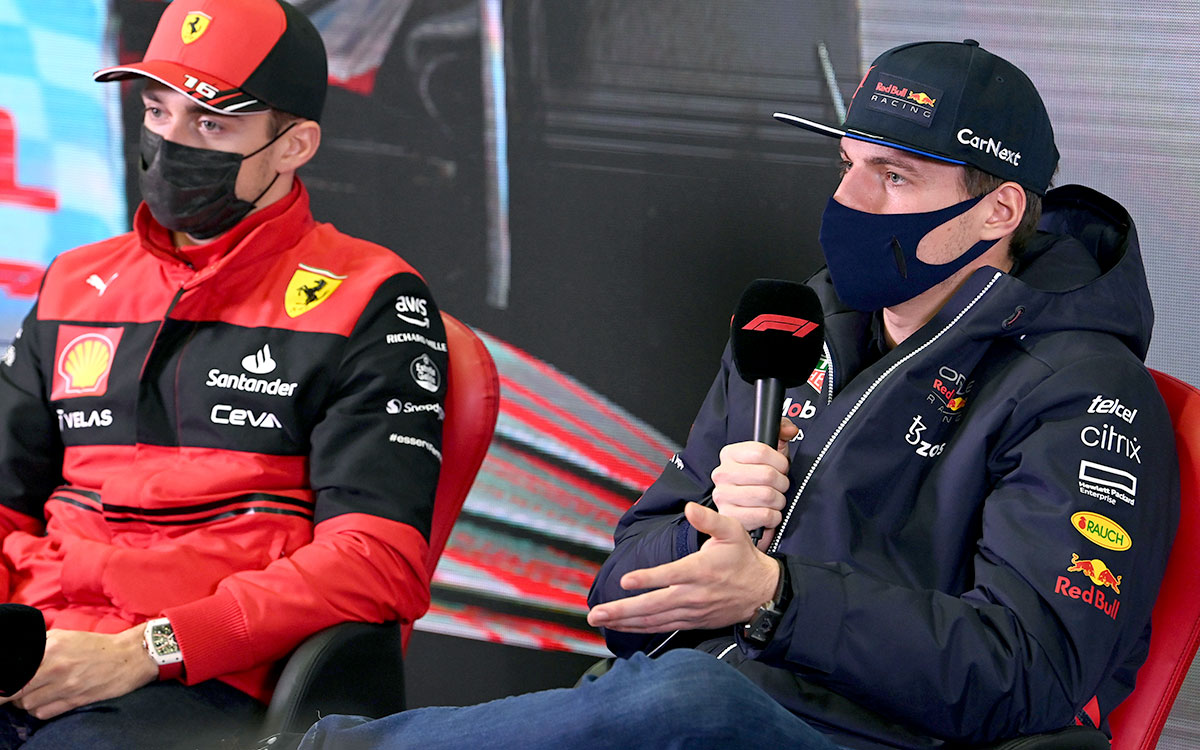 マックス・フェルスタッペン（Red Bull）とシャルル・ルクレール（Ferrari）、2022年2月24日にカタロニア・サーキットで行われたF1バルセロナテストの記者会見にて