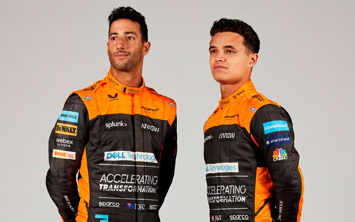 2022年仕様のレーシングスーツを着用したマクラーレンのダニエル・リカルドとランド・ノリス (1)