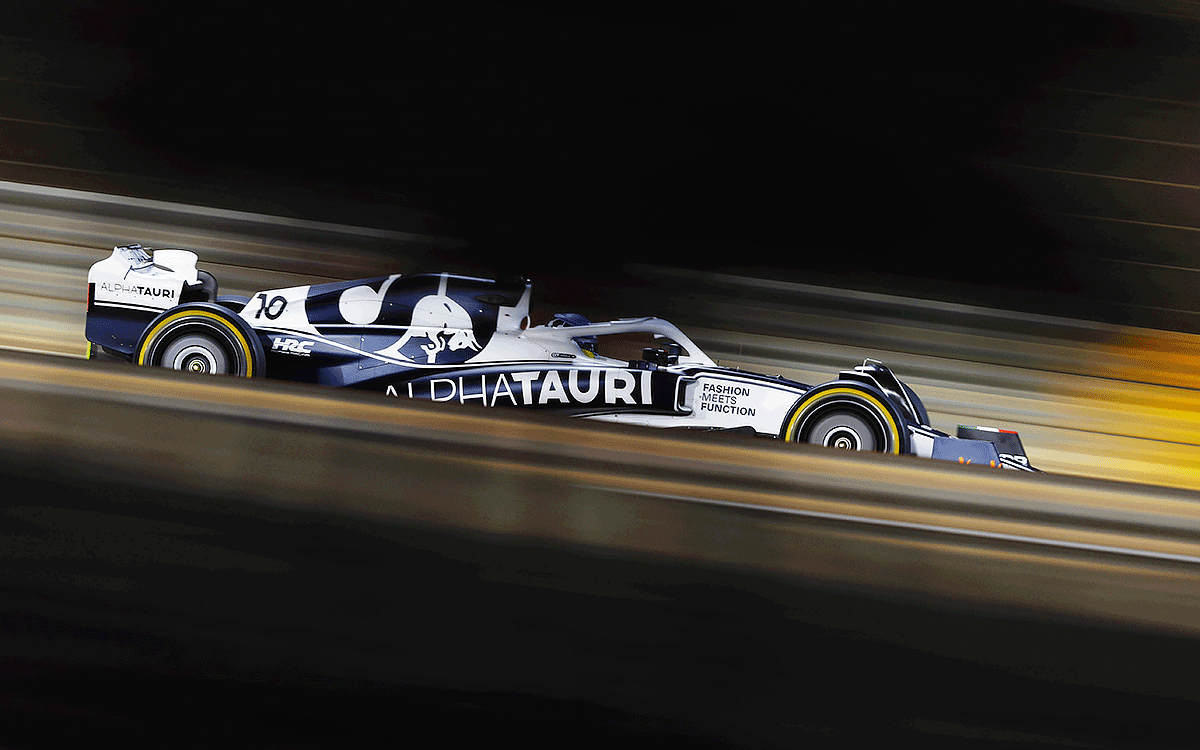 闇夜に浮かぶバーレーン・インターナショナル・サーキットを走行するアルファタウリのピエール・ガスリー、2022年3月18日F1バーレーンGPフリー走行2にて