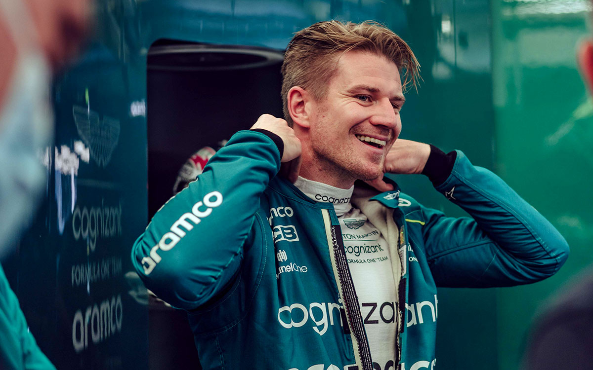 アストンマーチンのレーシングスーツを着用するニコ・ヒュルケンベルグ、2022年3月18日F1バーレーンGP