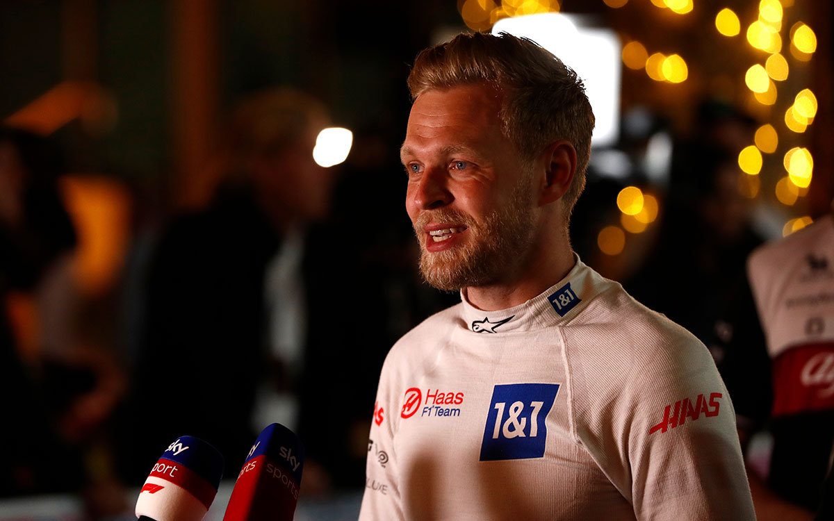 5位フィニッシュを経てインタビューに応えるハースのケビン・マグヌッセン、2022年3月20日F1バーレーンGP決勝レース