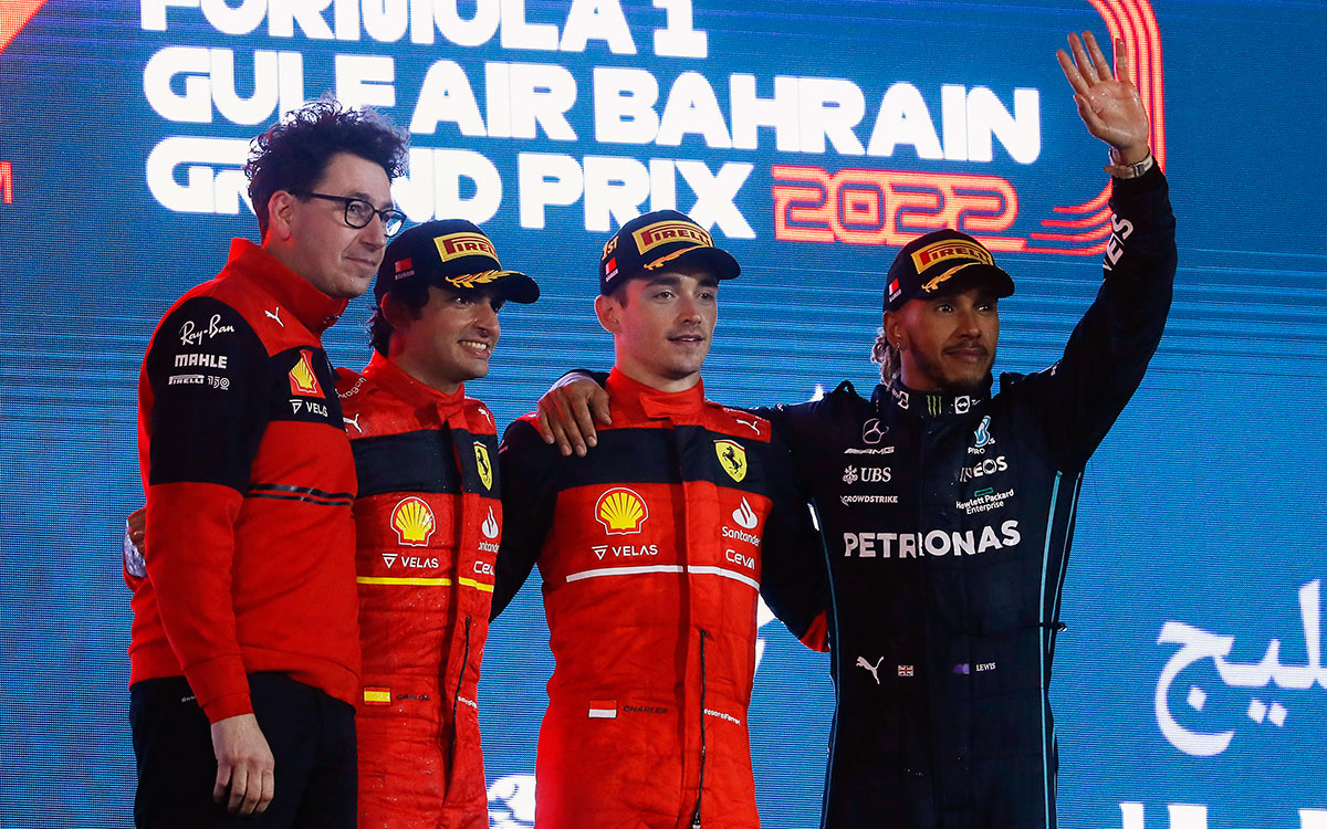 2022年3月20日のF1バーレーンGPの表彰台に上がったフェラーリのマッティア・ビノット代表、カルロス・サインツ、シャルル・ルクレール、メルセデスのルイス・ハミルトン