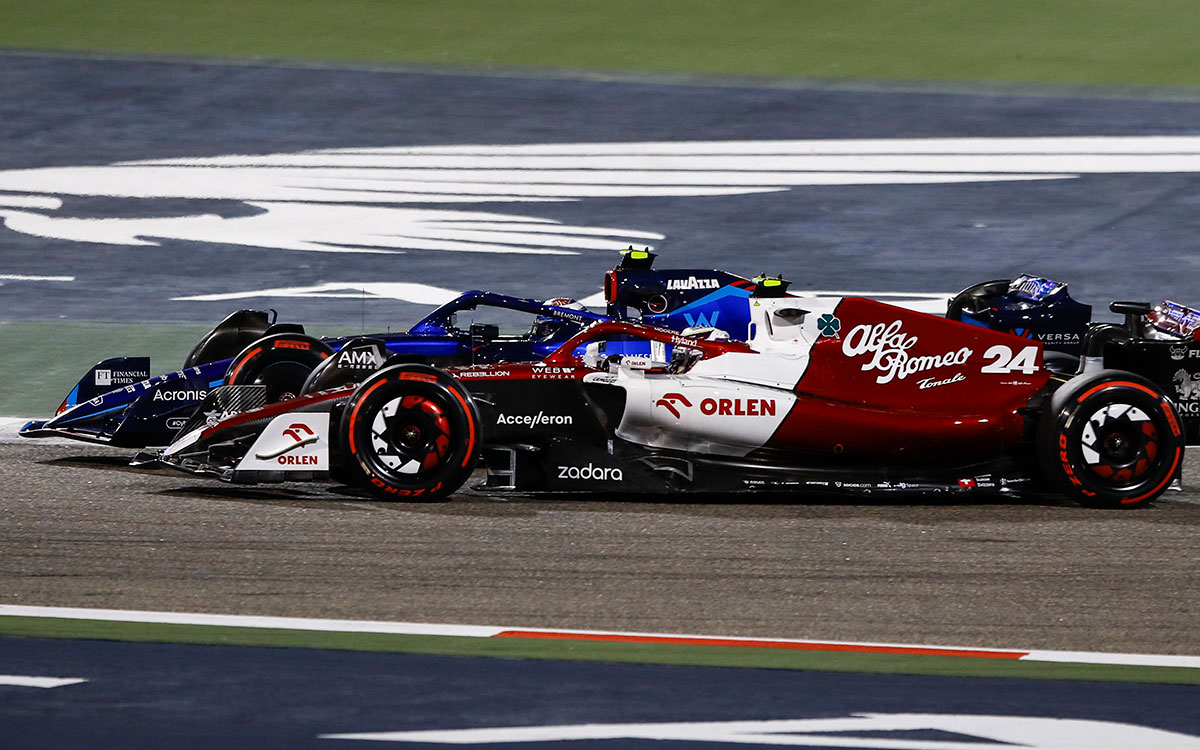 ウィリアムズのアレックス・アルボンとサイド・バイ・サイドになるアルファロメオの周冠宇、2022年3月20日F1バーレーンGP