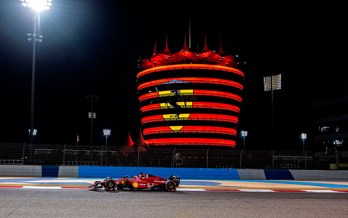 フェラーリのライト・インスタレーションを背景に夜のバーレーン・インターナショナル・サーキットを走行するシャルル・ルクレール、2022年3月18日F1バーレーンGP予選