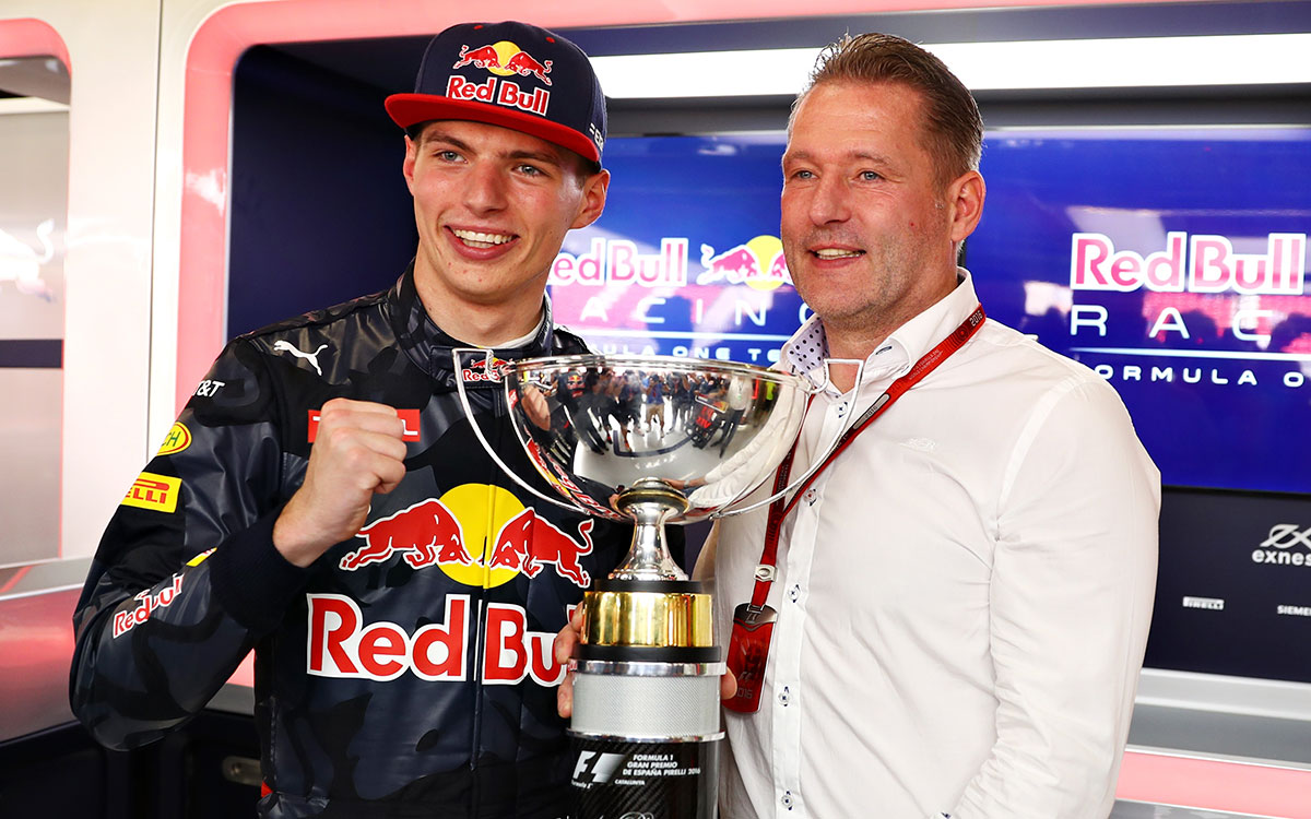 18歳227日というF1史上最年少優勝記録を打ち立てたレッドブル・レーシングのマックス・フェルスタッペンと父ヨス・フェルスタッペン、2016年5月15日F1スペインGP