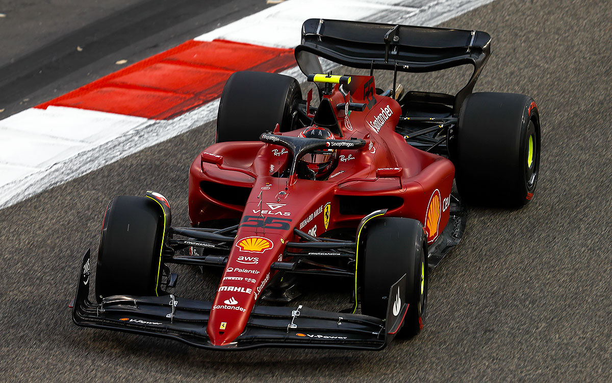 フェラーリF1-75でバーレーン・インターナショナル・サーキットを周回するカルロス・サインツ、2022年3月11日F1バーレーンテスト2日目