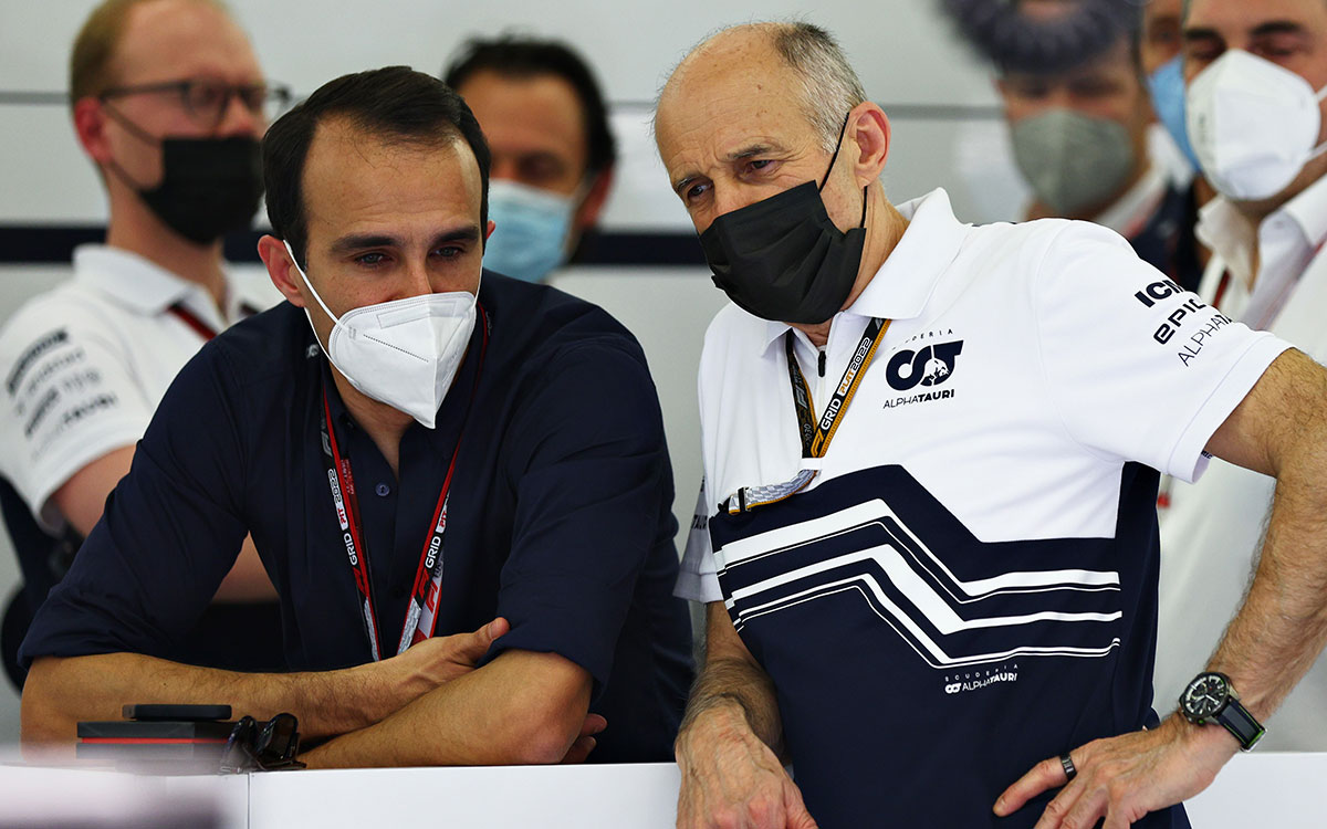 アルファタウリのアフマド・メルカンCEOと話をするスクーデリア・アルファタウリのフランツ・トスト代表、3月10日F1バーレーンテスト