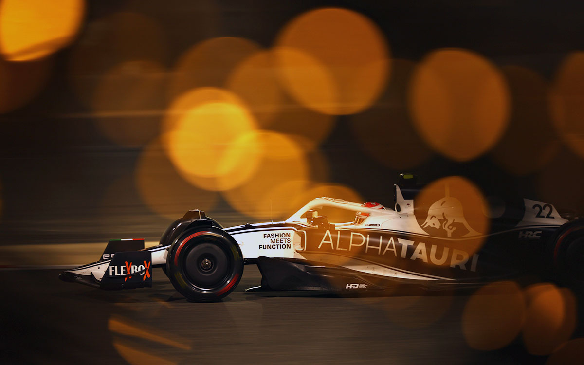 人工照明に照らされたバーレーン・インターナショナル・サーキットを周回するアルファタウリの角田裕毅、2022年3月12日F1バーレーンテスト