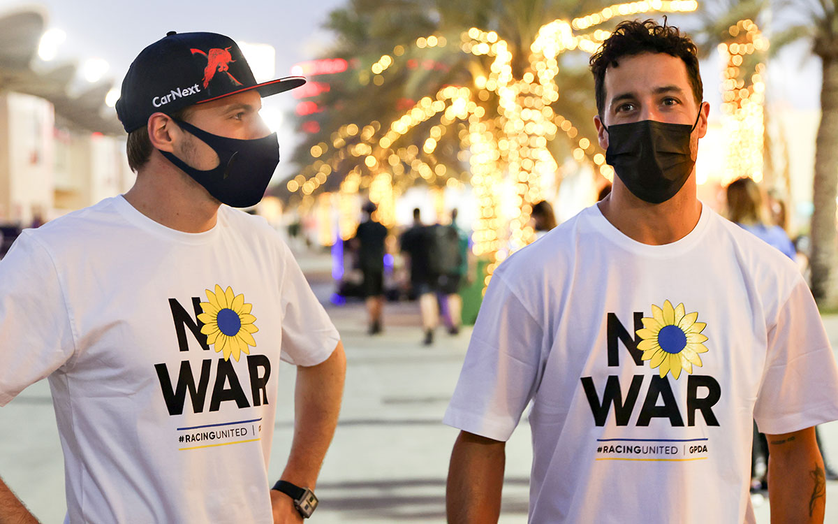 「No War（戦争反対）」のTシャツを着用してロシア軍侵攻に苦しむウクライナの人々への連帯を示すマックス・フェルスタッペン（レッドブル・レーシング）とダニエル・リカルド（マクラーレン）F1ドライバー、2022年3月9日バーレーン・インターナショナル・サーキットにて