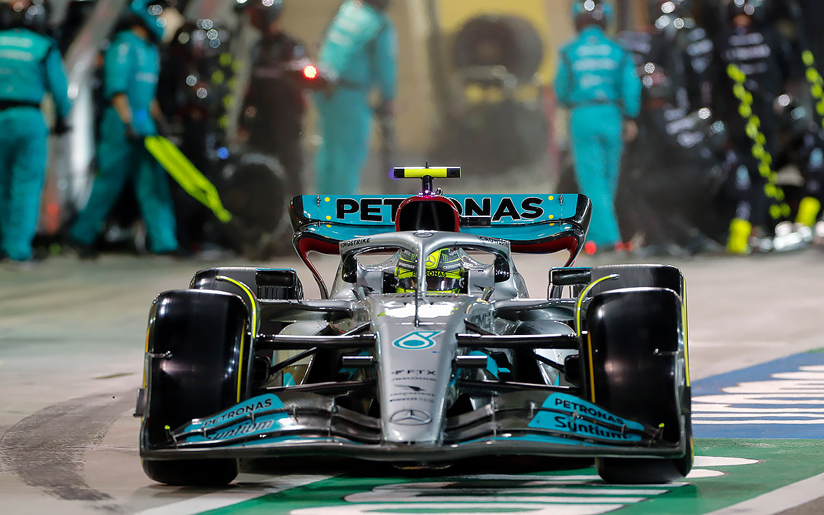 タイヤ交換を終えてピットを出るメルセデスのルイス・ハミルトン、2022年3月20日F1バーレーンGP決勝レース