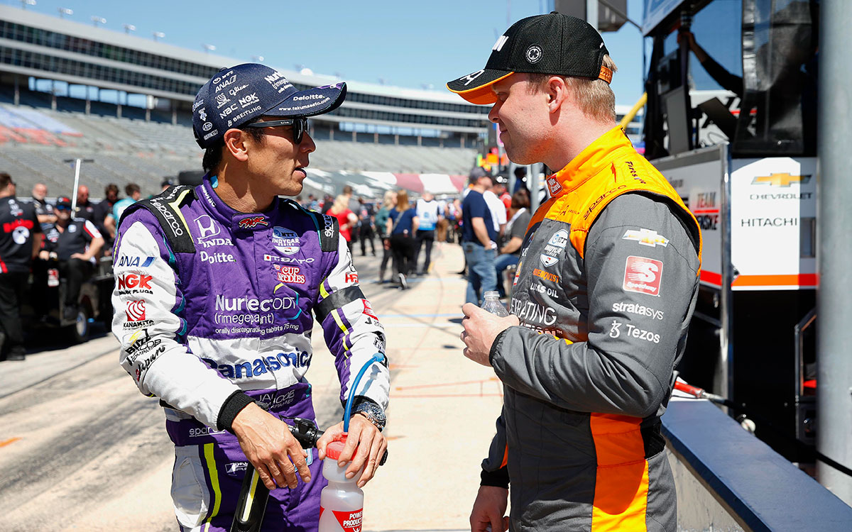 デイル・コイン・レーシングの佐藤琢磨と会話するマクラーレンSPのフェリックス・ローゼンクヴィスト、2022年3月19日インディカー・シリーズ第2戦テキサス375