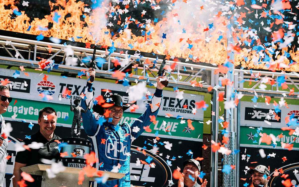 優勝したチーム・ペンスキーのジョセフ・ニューガーデン、2022年3月20日インディカー・シリーズ第2戦テキサス375