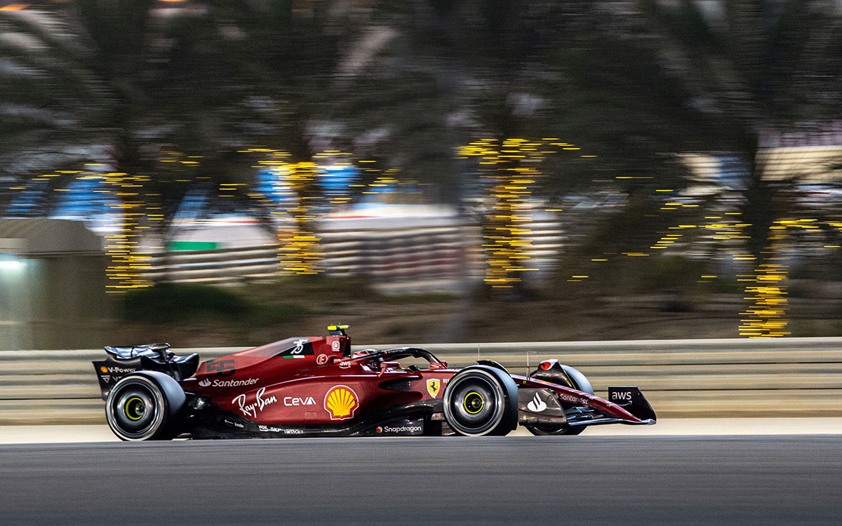 バーレーン・インターナショナル・サーキットを走行するフェラーリのカルロス・サインツ、2022年3月11日F1バーレーンテスト