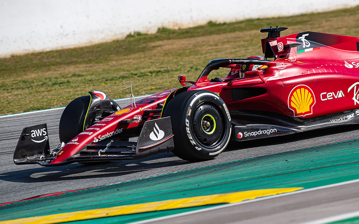 スクーデリア・フェラーリF1-75をドライブするカルロス・サインツ、2022年2月24日F1バルセロナテストにて