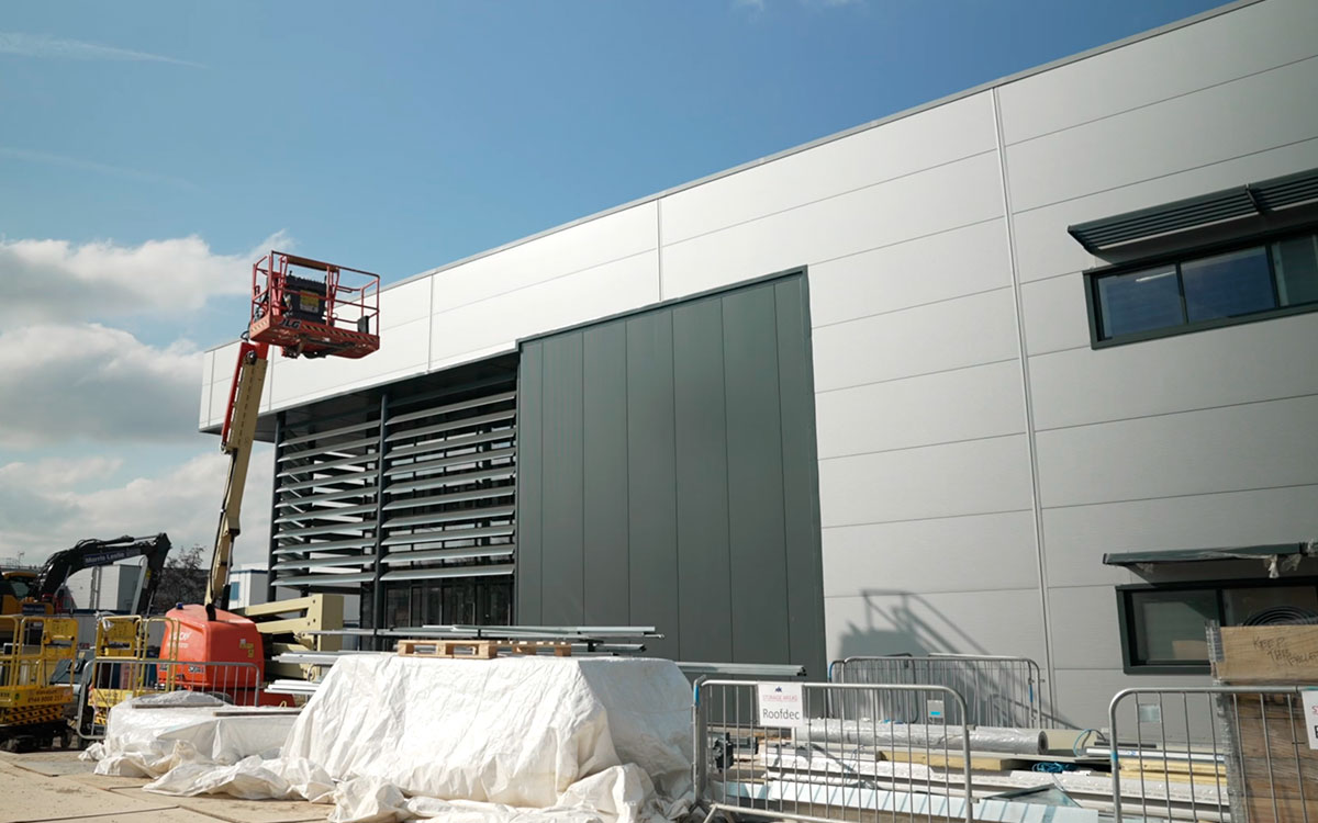 英国ミルトンキーンズに建設中のレッドブル・パワートレインズの新ファクトリー