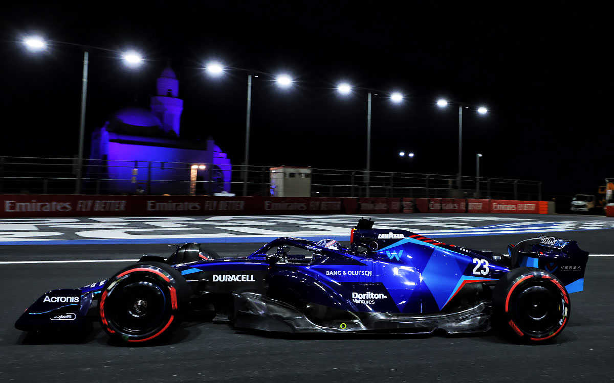 夜のジェッダ市街地コースでウィリアムズFW44を駆るアレックス・アルボン、2022年3月27日F1サウジアラビアGP決勝レース