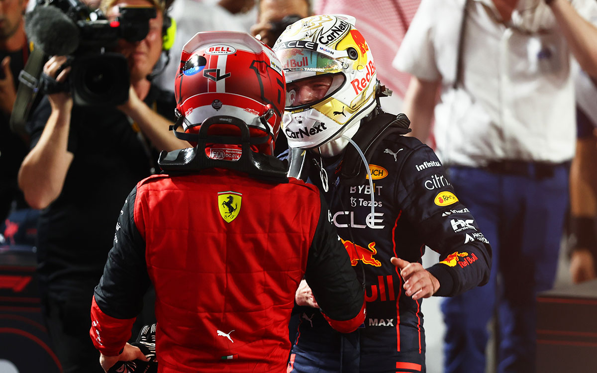 互いに健闘を称え合うレッドブルのマックス・フェルスタッペンとフェラーリのシャルル・ルクレール、2022年3月27日F1サウジアラビアGP決勝レース