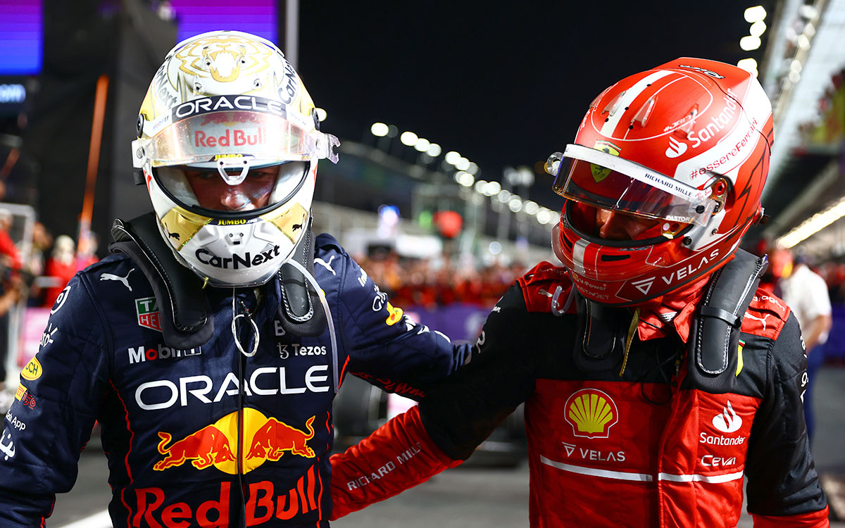 レースを終えて健闘を称え合うレッドブル・レーシングのマックス・フェルスタッペンとフェラーリのシャルル・ルクレール、2022年3月27日F1サウジアラビアGP決勝レース