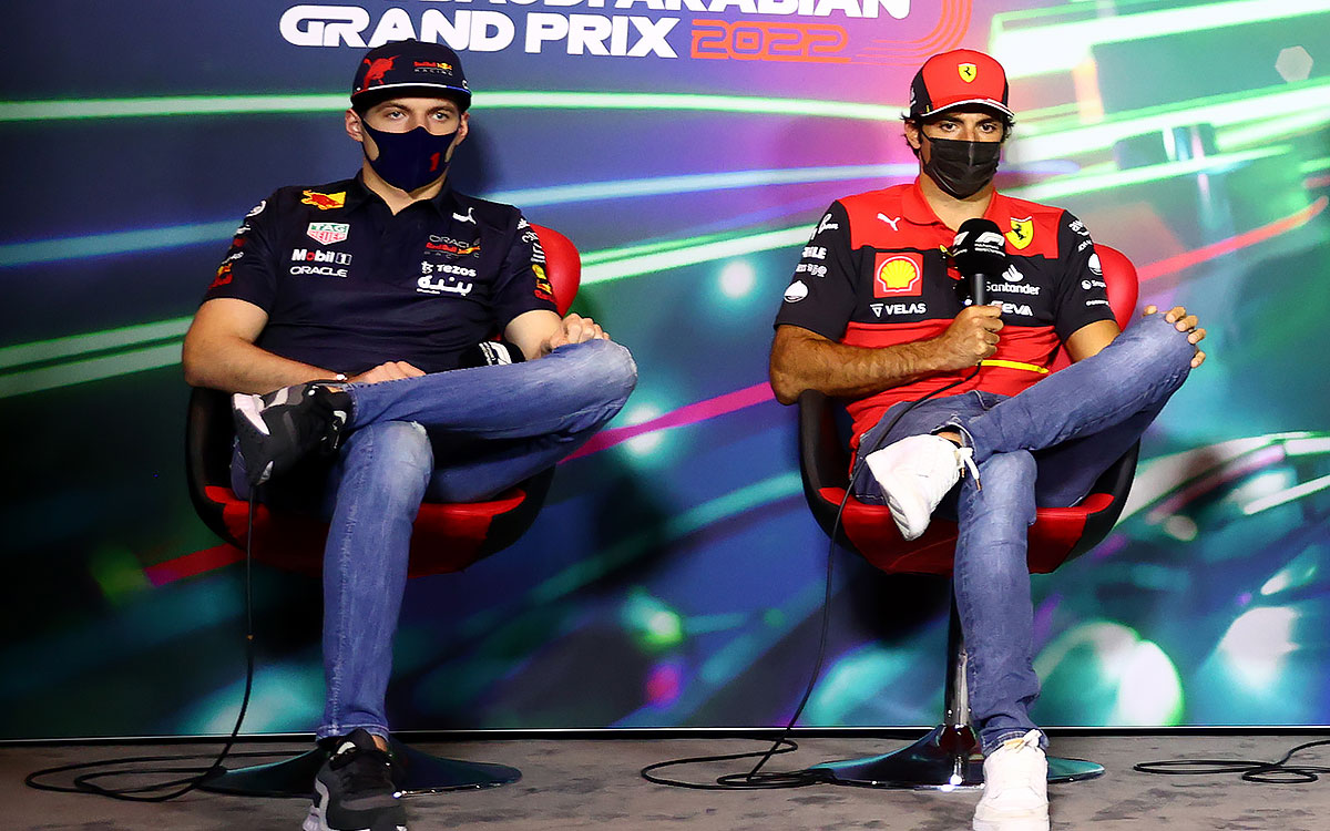 並んで座るレッドブルのマックス・フェルスタッペンとフェラーリのカルロス・サインツ、2022年3月25日F1サウジアラビアGPのFIA公式プレスカンファレンス