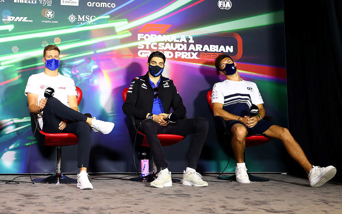 ハースのミック・シューマッハ、アルピーヌのエステバン・オコン、アルファタウリのピエール・ガスリー、2022年3月25日F1サウジアラビアGPのFIA公式プレスカンファレンス