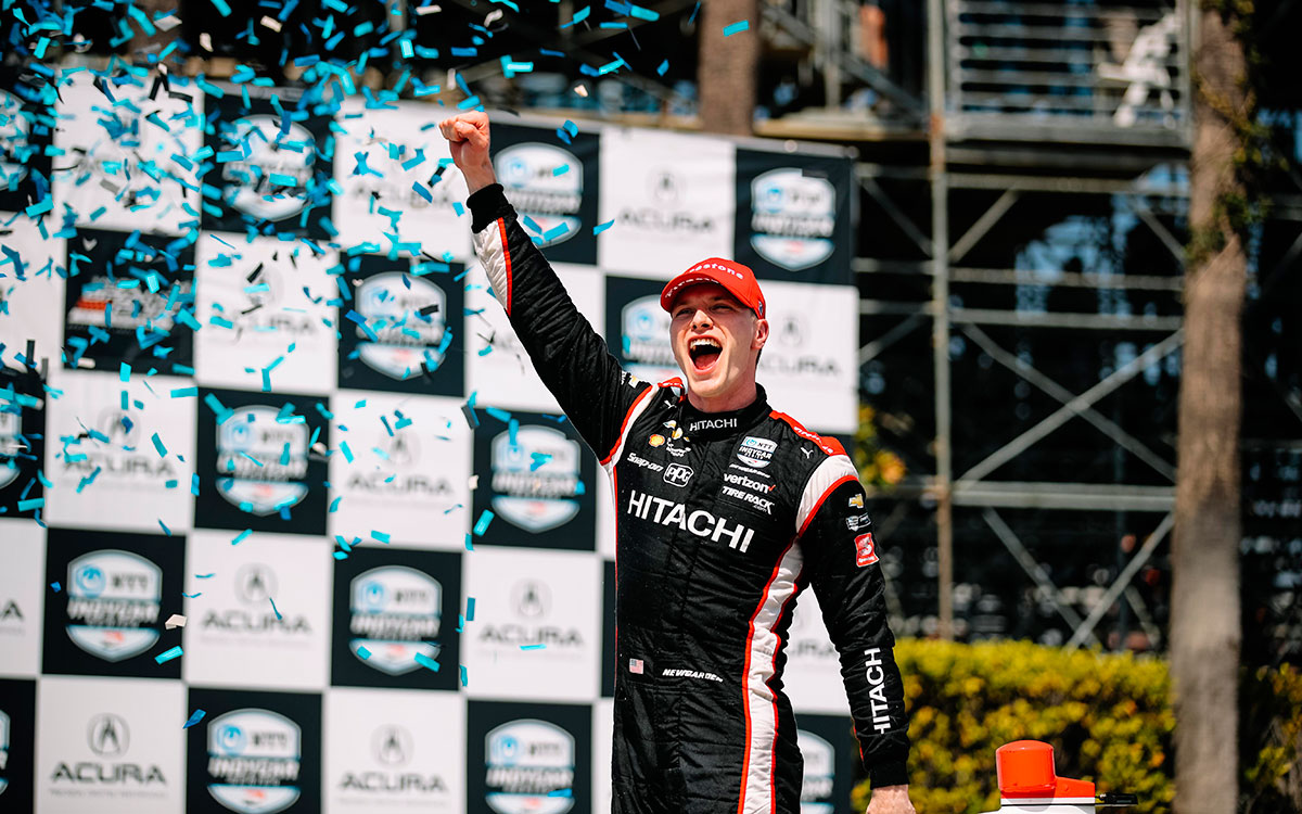 優勝したチーム・ペンスキーのジョセフ・ニューガーデン、2022年4月10日のインディカー・シリーズ第3戦ロングビーチ決勝