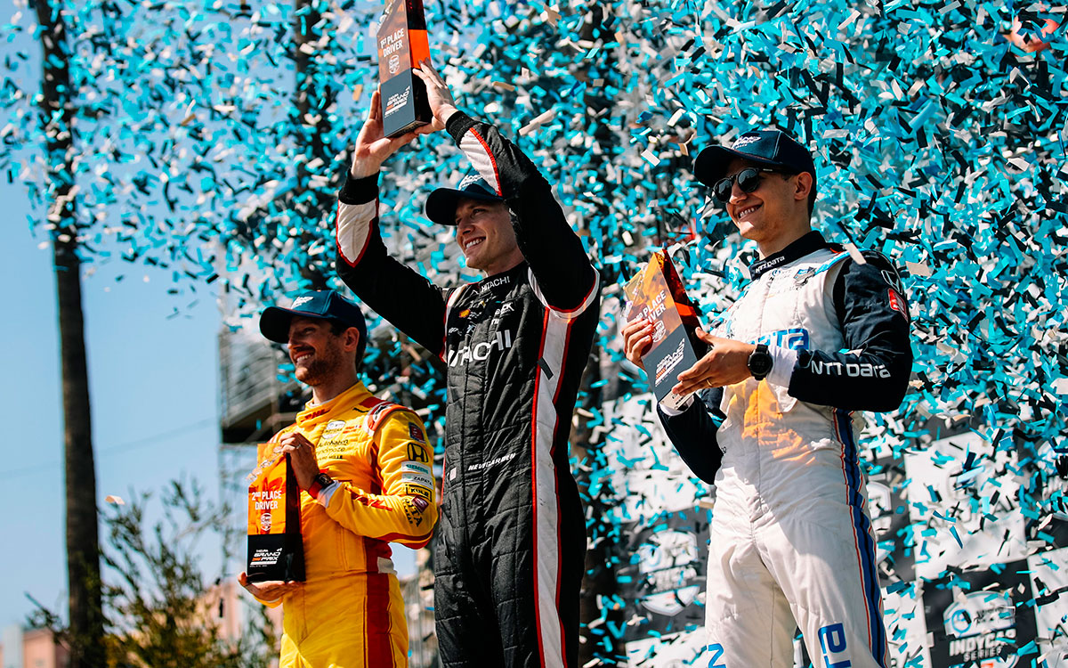 表彰台に上がったジョセフ・ニューガーデン、ロマン・グロージャン、アレックス・パロウ、2022年4月10日のインディカー・シリーズ第3戦ロングビーチ決勝