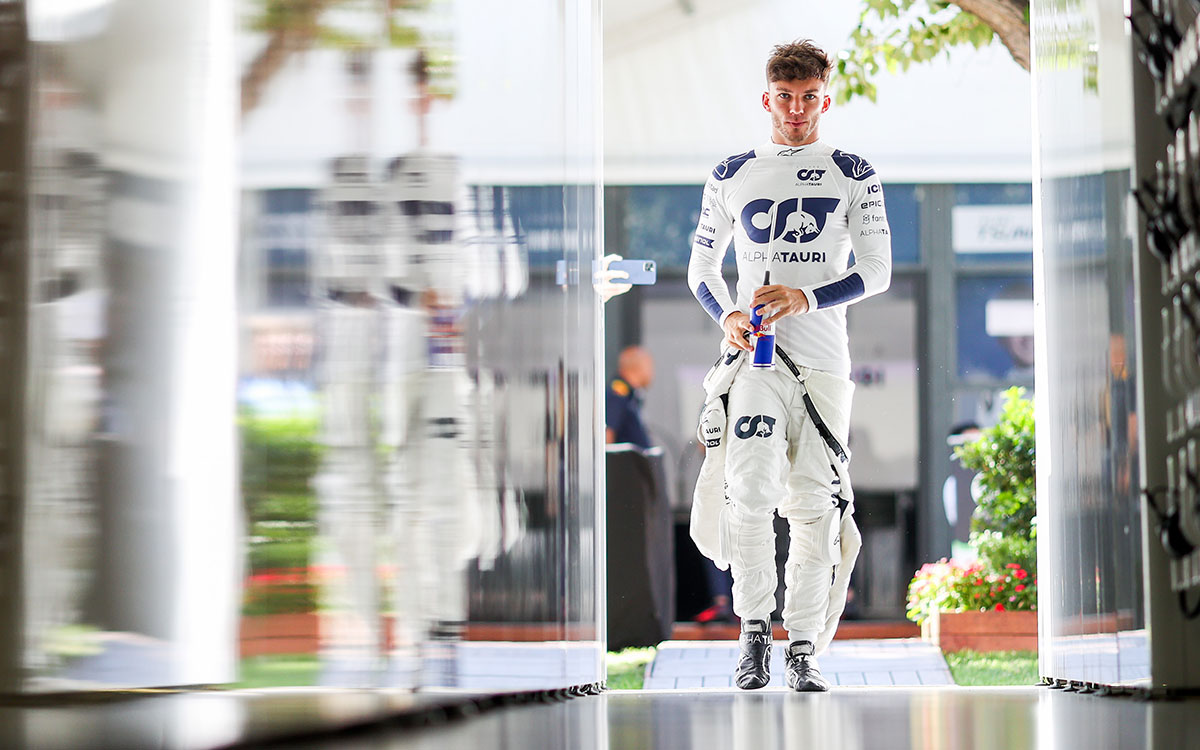 ガレージ内を歩くスクーデリア・アルファタウリのピエール・ガスリー、2022年4月8日F1オーストラリアGP FP1