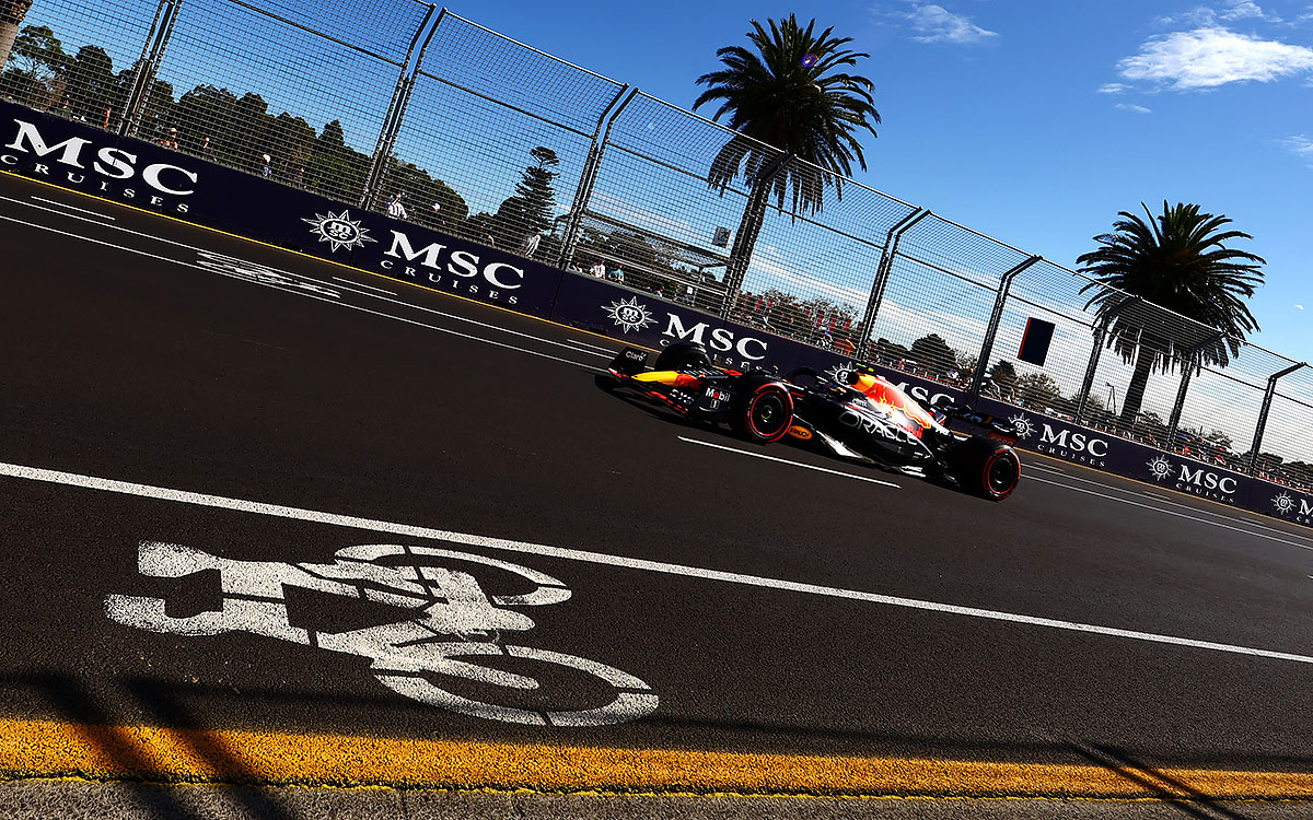 アルバート・パーク・サーキットを走行するレッドブル・レーシングのセルジオ・ペレス、2022年4月8日F1オーストラリアGPフリー走行1