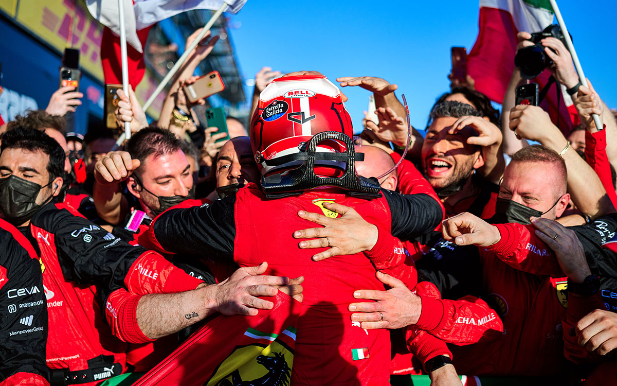 優勝したシャルル・ルクレールと抱き合い喜ぶスクーデリア・フェラーリの面々、2022年4月10日F1オーストラリアGP