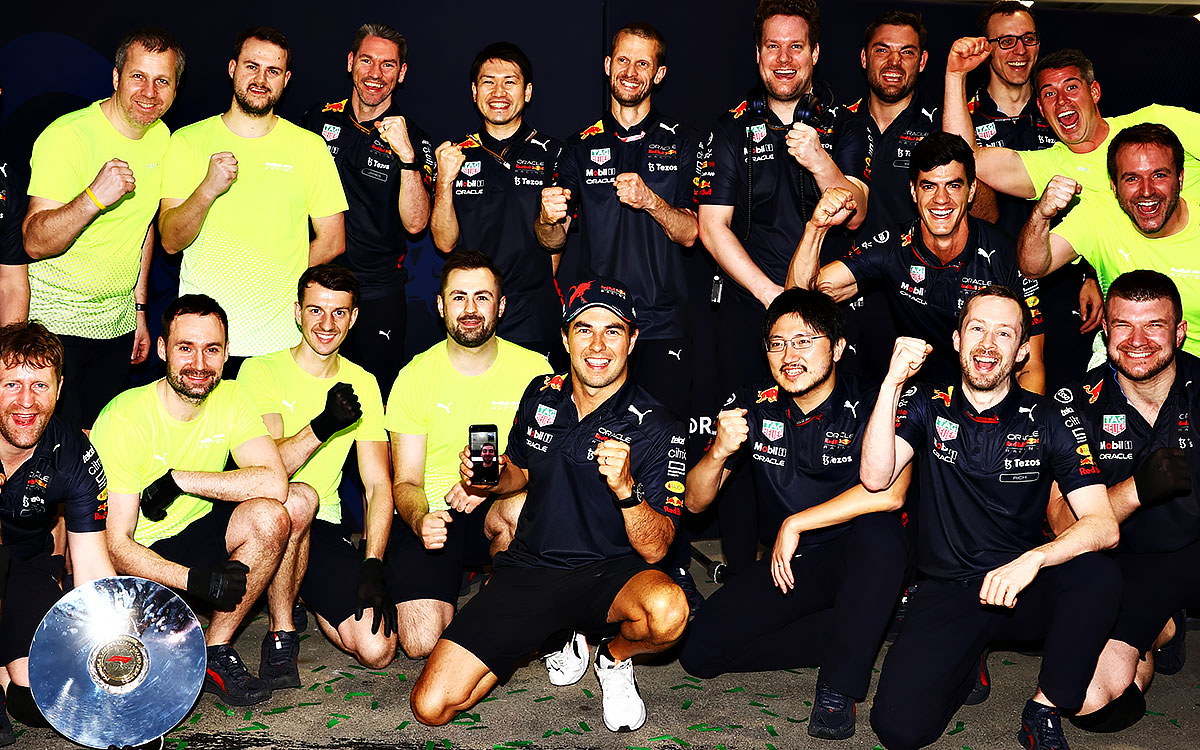 2位表彰台を喜ぶセルジオ・ペレスとレッドブルのメンバー、2022年4月10日F1オーストラリアGP
