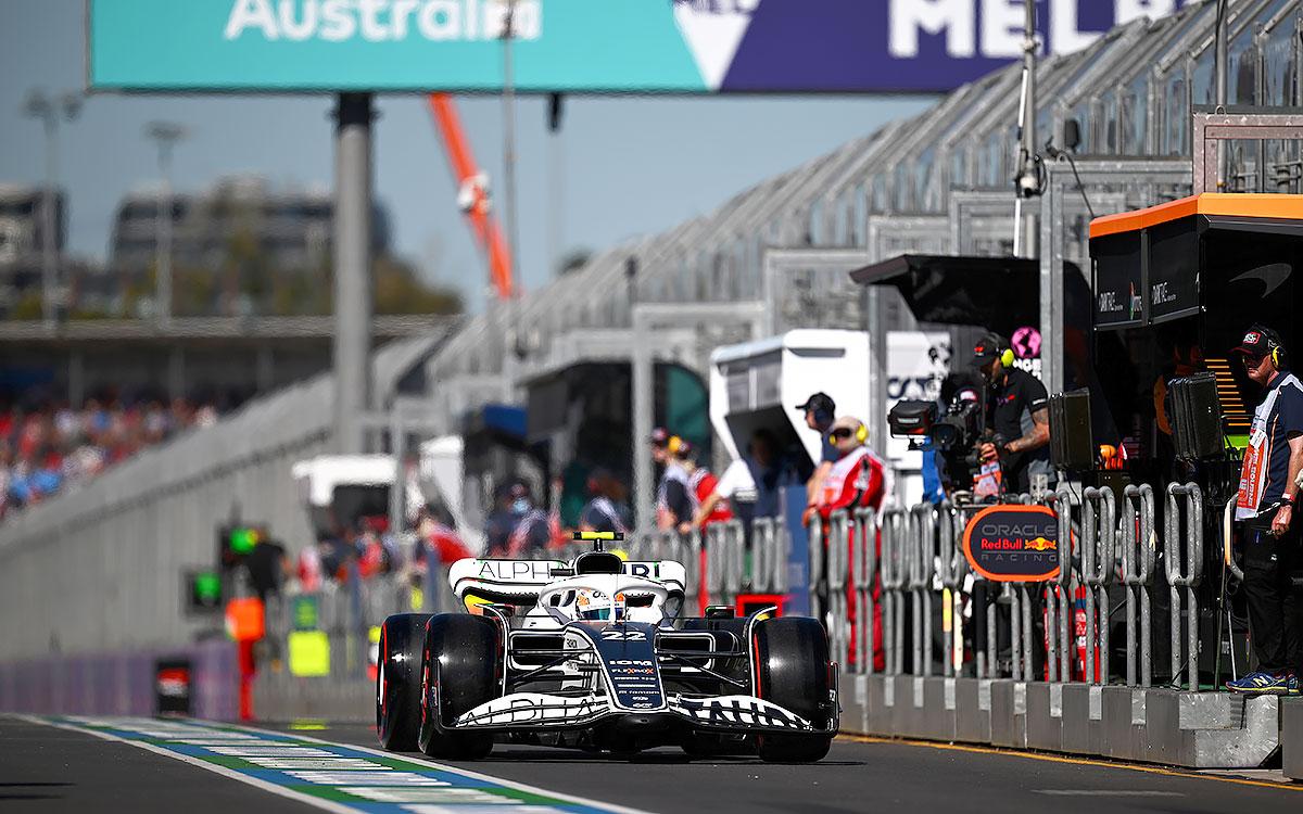アルバート・パーク・サーキットのピットレーンを走行するスクーデリア・アルファタウリの角田裕毅、2022年4月8日F1オーストラリアGP FP1