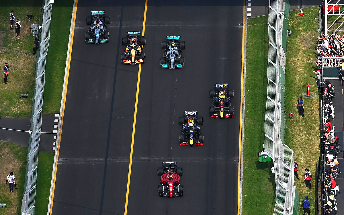 スタート直後のホームストレート、2022年4月10日F1オーストラリアGP決勝レース