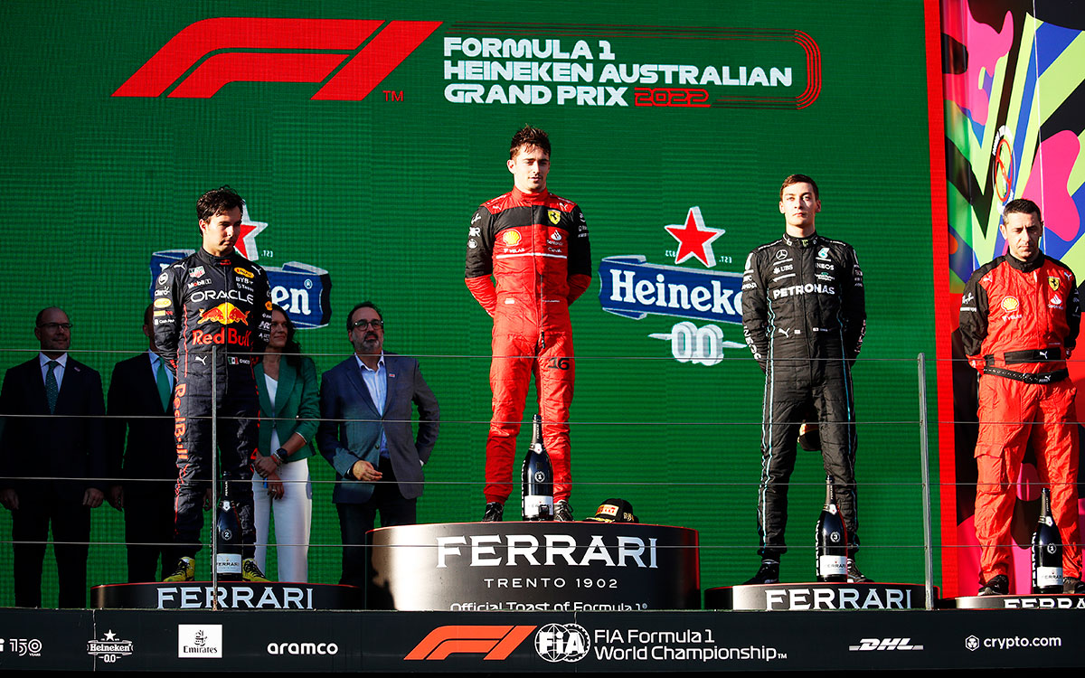 F1オーストラリアGPの表彰台に上がったシャルル・ルクレール（フェラーリ）、セルジオ・ペレス（レッドブル）、ジョージ・ラッセル（メルセデス）、2022年4月10日アルバート・パーク・サーキットにて