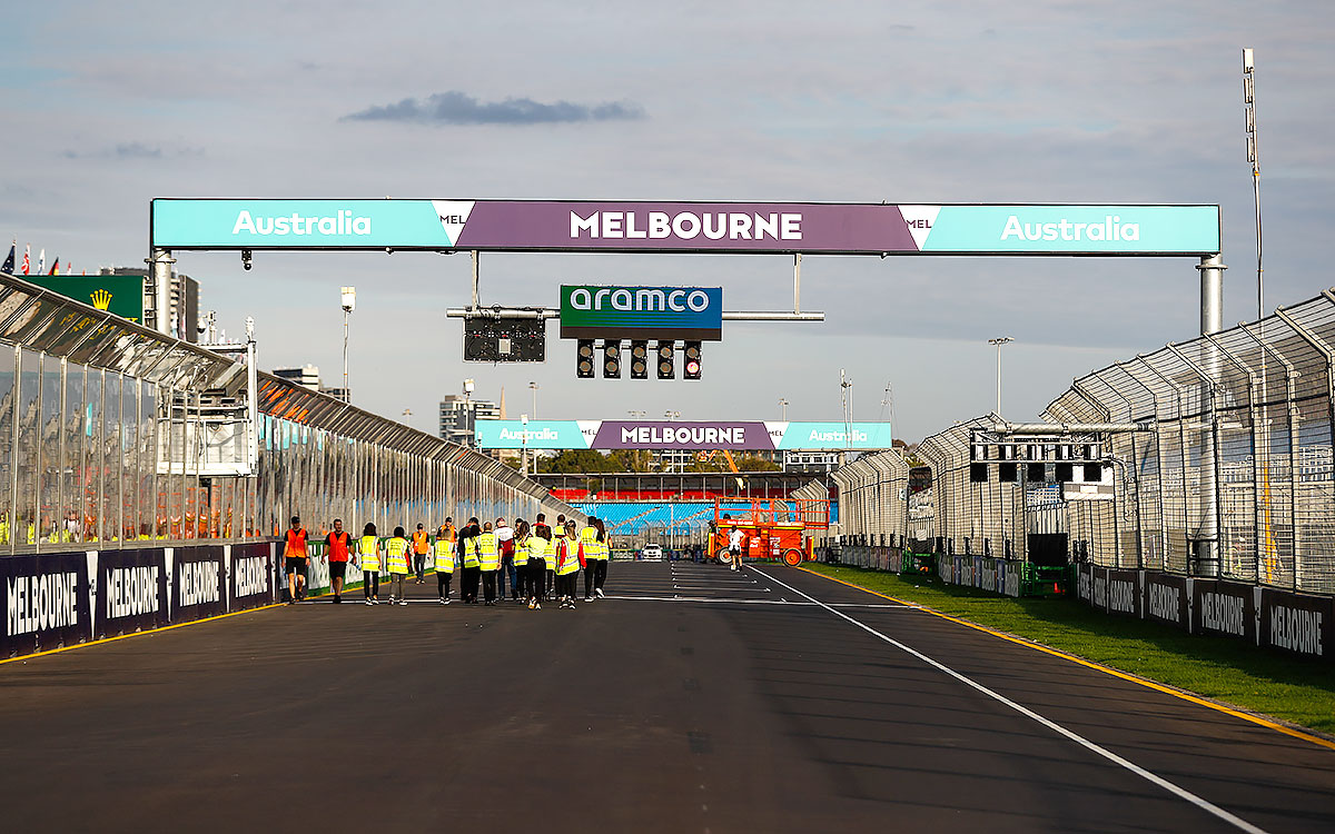 設営作業が行われるアルバート・パーク・サーキットのホームストレート、2022年4月7日F1オーストラリアGP
