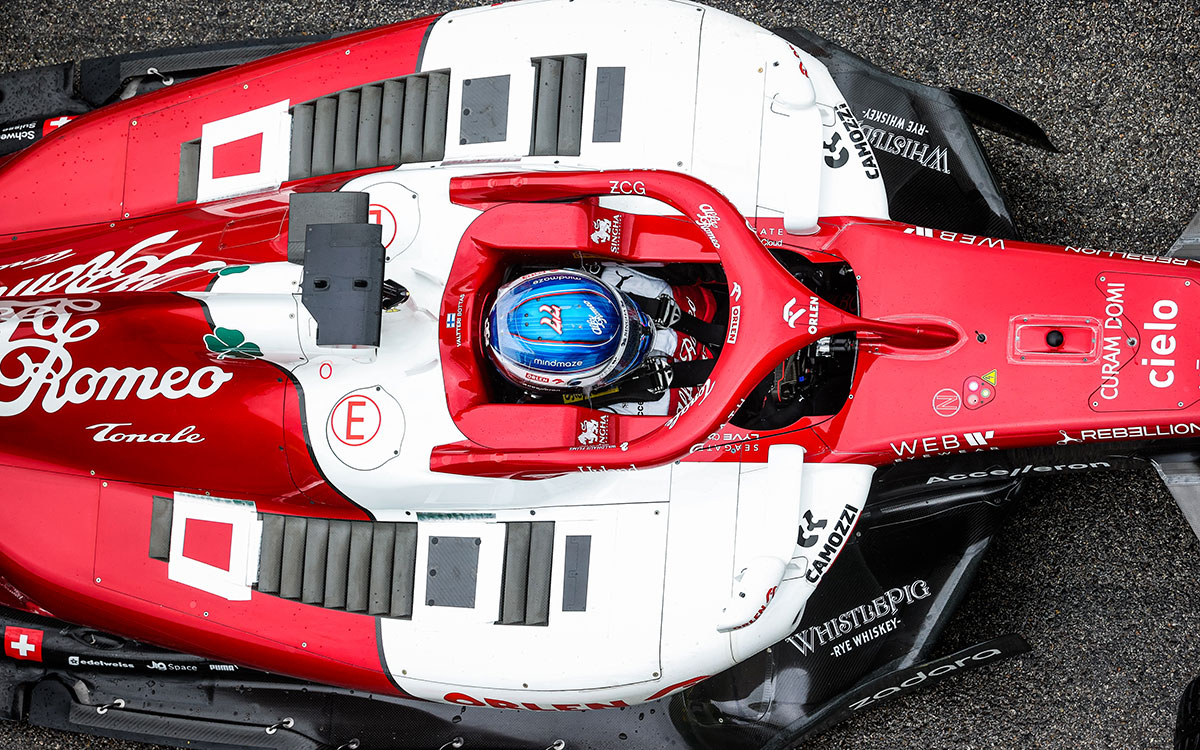 アルファロメオC42をドライブするバルテリ・ボッタス、2022年4月22日F1エミリア・ロマーニャGP予選