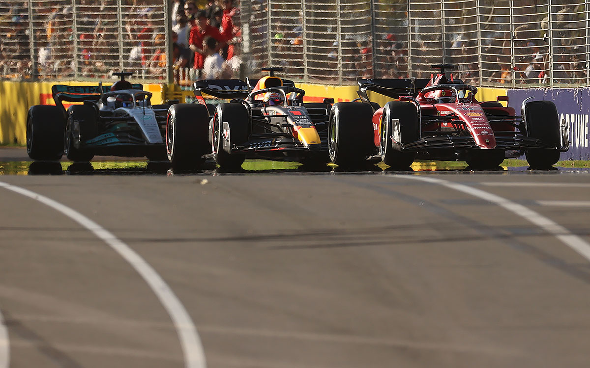 フェラーリのシャルル・ルクレールを追いかけるレッドブルのマックス・フェルスタッペン、2022年4月10日F1オーストラリアGP