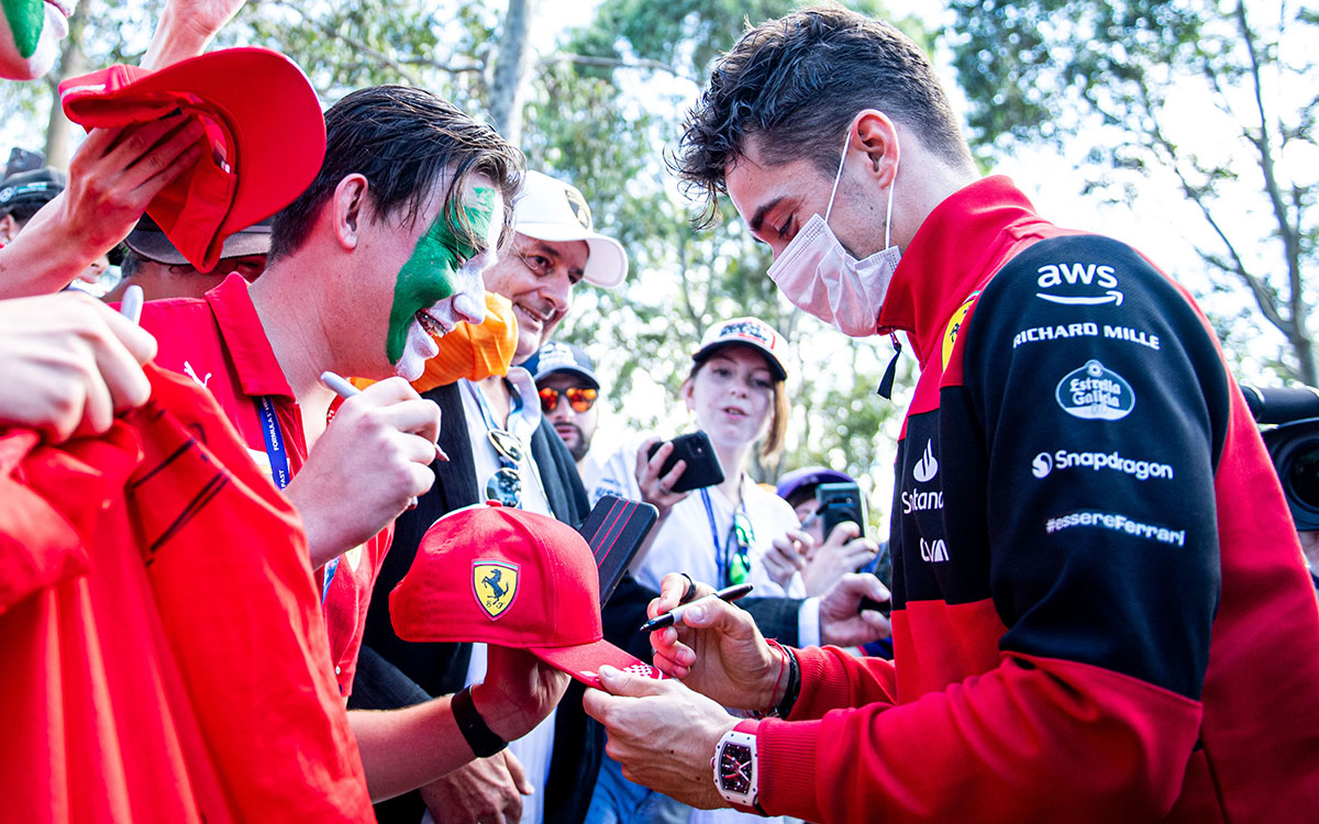 ファンの求めに応じてサインするフェラーリのシャルル・ルクレール、2022年4月9日F1オーストラリアGP