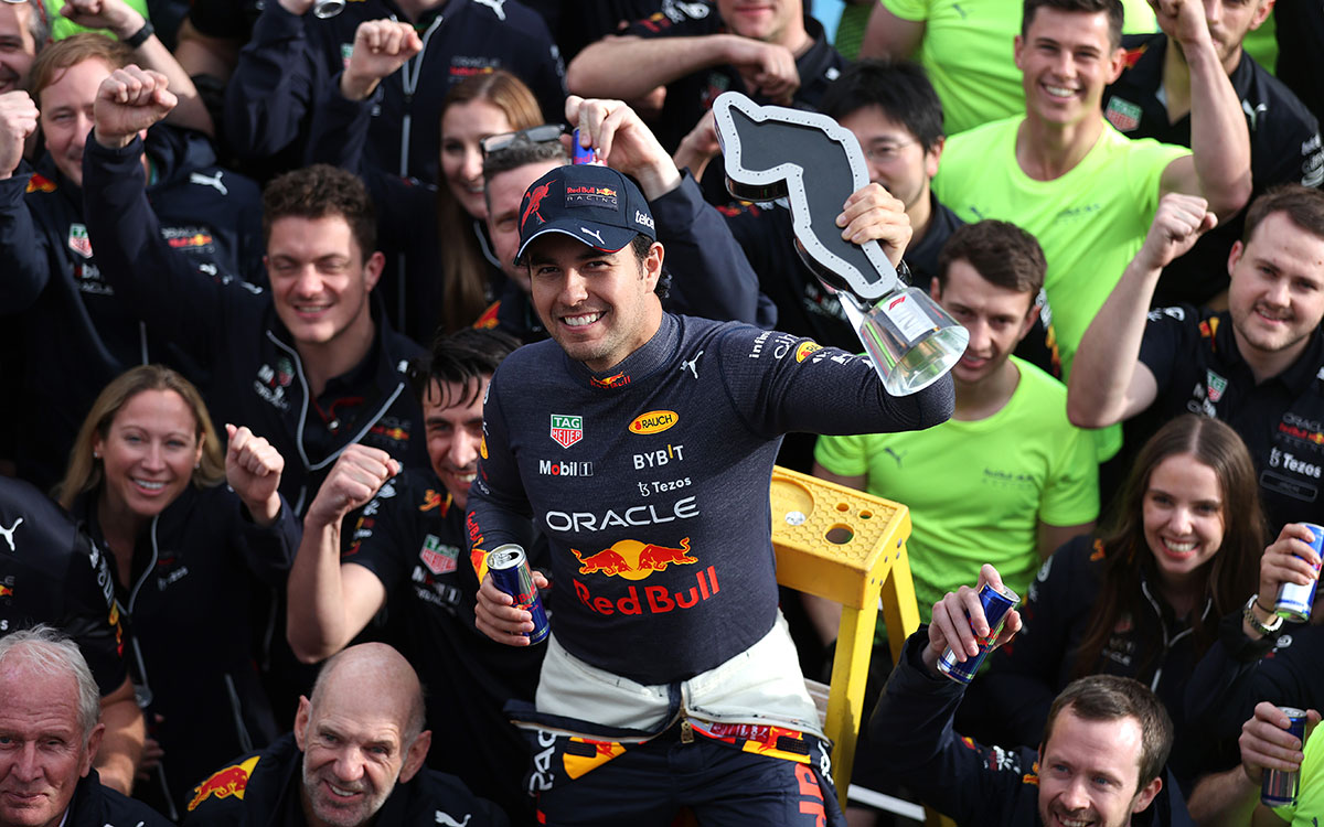2位トロフィーを手に笑顔を見せるレッドブルのセルジオ・ペレス、2022年4月24日F1エミリア・ロマーニャGP