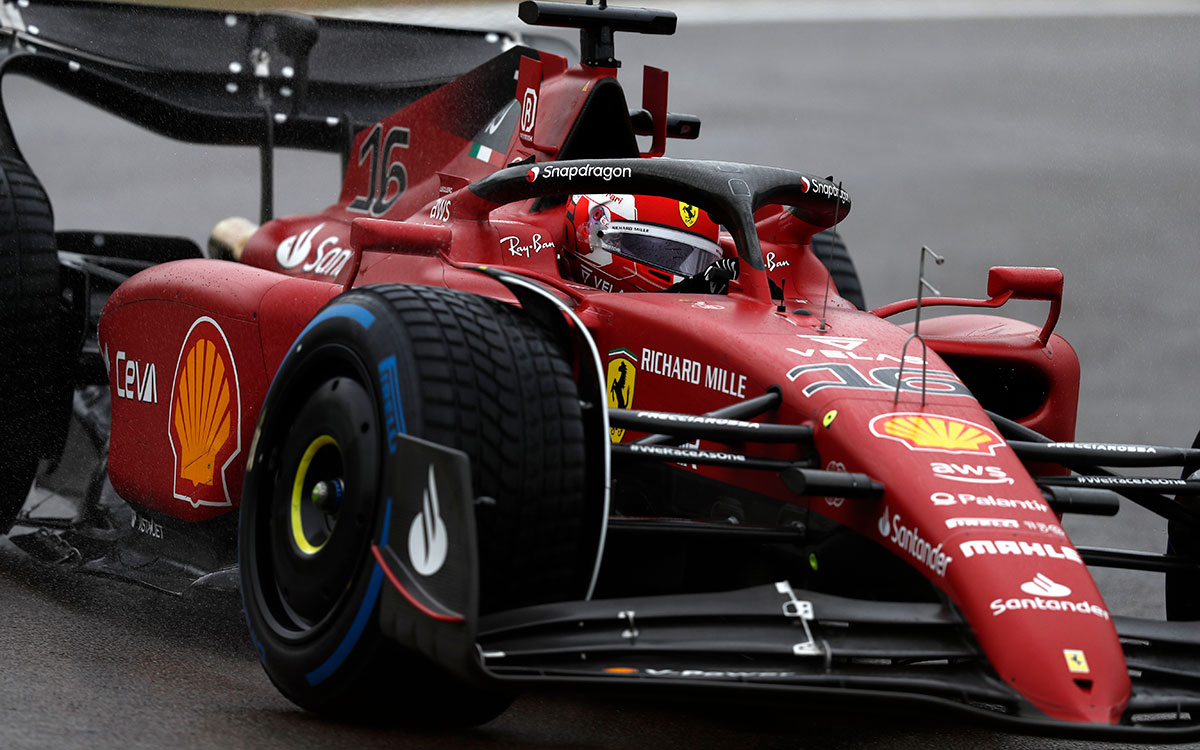 フルウェット・タイヤを履いてイモラ・サーキットを走るスクーデリア・フェラーリのシャルル・ルクレール、2022年4月22日F1エミリア・ロマーニャGP