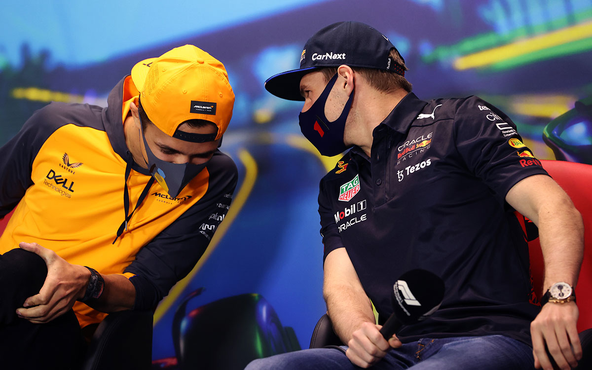 FIAプレスカンファレンス中にランド・ノリス（マクラーレン）と話をするマックス・フェルスタッペン（レッドブル）、2022年4月8日F1オーストラリアGP