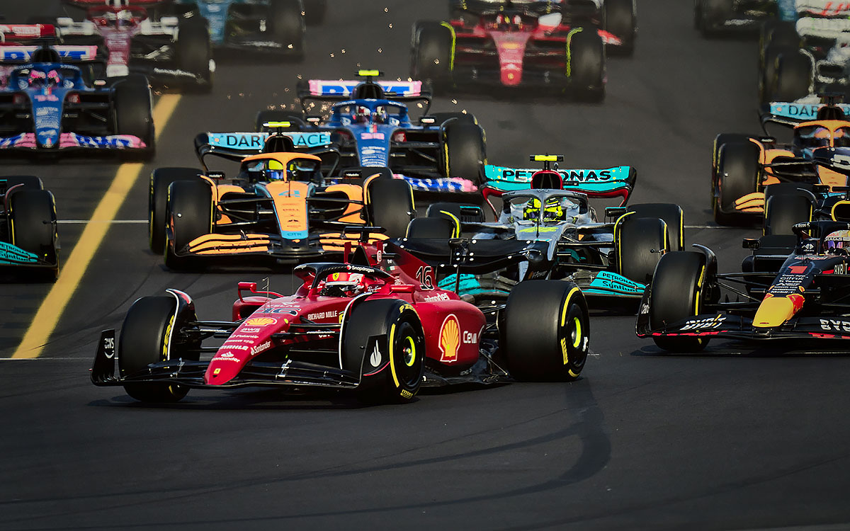アルバート・パーク・サーキットのターン1をトップで駆け抜けるスクーデリア・フェラーリのシャルル・ルクレール、2022年4月10日F1オーストラリアGP
