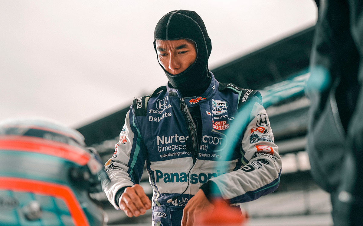 走行に向けて準備するデイル・コイン・レーシングの佐藤琢磨、2022年4月20日のインディカー・シリーズ・インディ500オープンテストにて