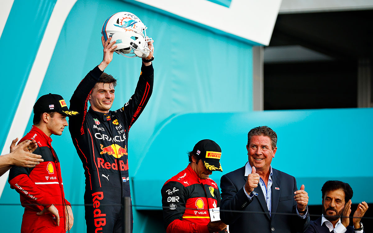 表彰台の上でNFLのヘルメットを掲げるマックス・フェルスタッペン（レッドブル）と、2位シャルル・ルクレール、3位カルロス・サインツのフェラーリ勢、2022年5月8日F1マイアミGP決勝レース